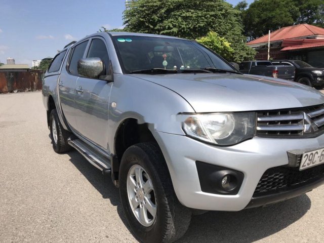 Cần bán xe Mitsubishi Triton đời 2011, màu bạc, xe nhập chính chủ, giá 270tr0