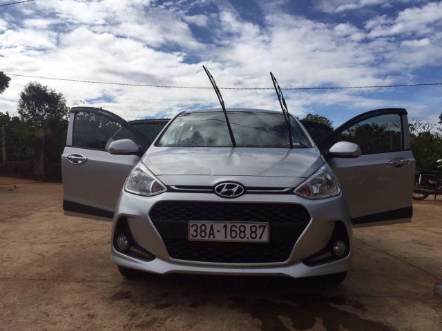 Bán xe Hyundai Grand i10 1.2AT 2017, màu bạc chính chủ, giá tốt