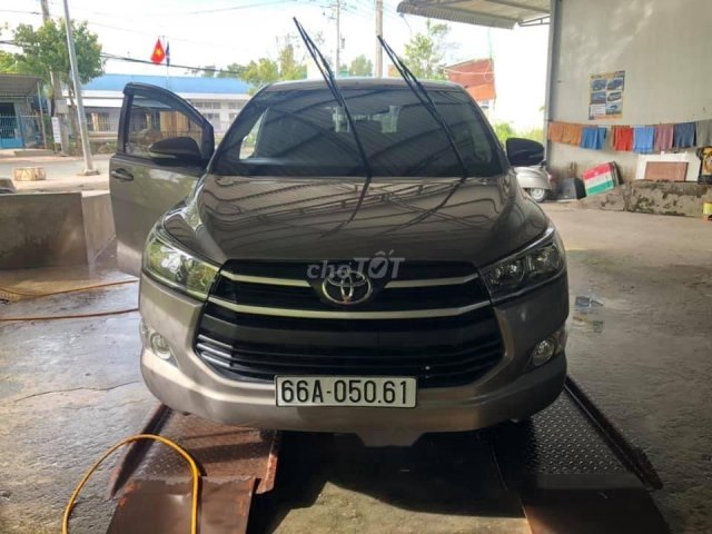 Gia đình bán Toyota Innova năm sản xuất 2017, màu ghi vàng