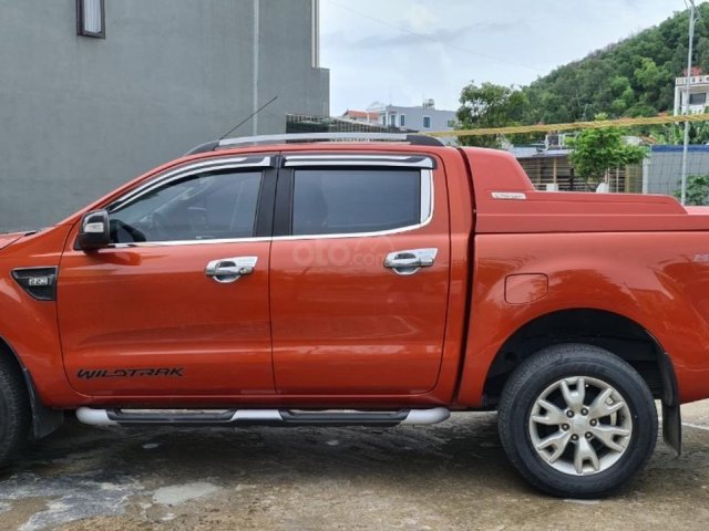 Cần bán Ford Ranger Wildtrak 2.2 màu cam số tự động0