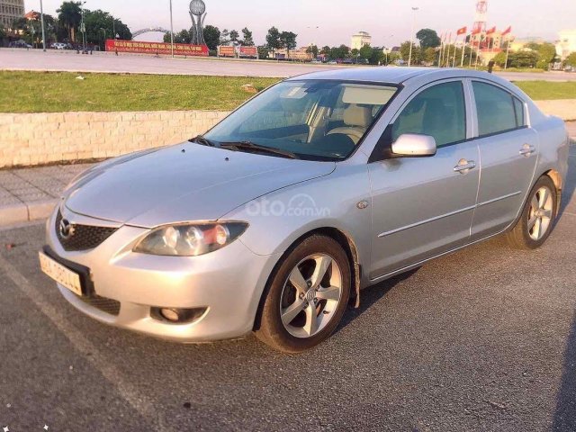 Cần bán gấp Mazda 3 1.6 AT model 2004, màu bạc, chủ đi cực giữ gìn nên còn rất mới, giá cực tốt