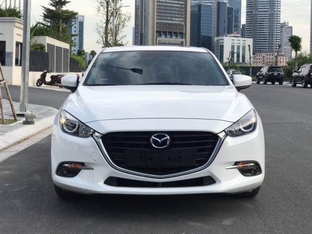 Ưu đãi giảm giá sâu với chiếc Mazda 3 màu trắng, sản xuất năm 2019, xe giá tốt, giao nhanh