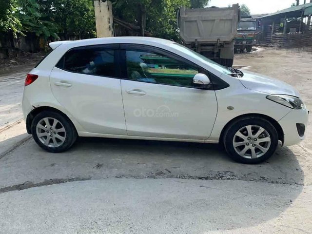 Bán Mazda 2 sản xuất 2011, màu trắng, số sàn