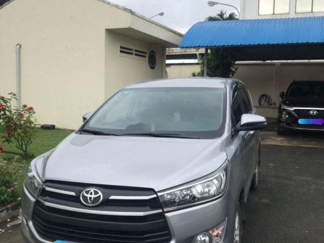 Cần bán xe Toyota Innova sản xuất 2019, màu bạc0