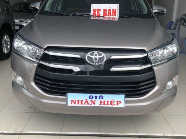 Cần bán lại xe Toyota Innova đời 2018, màu xám xe gia đình, giá tốt