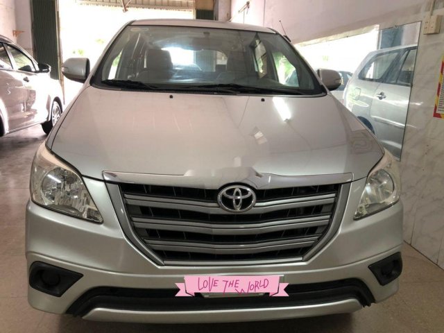 Bán Toyota Innova đời 2015, màu bạc số sàn