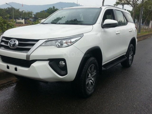 Bán xe 7 chỗ Toyota Fortuner màu trắng, số sàn, máy dầu, sản xuất 20200