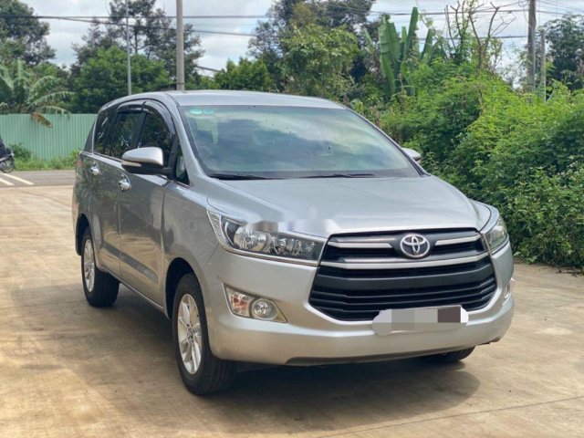 Cần bán Toyota Innova đời 2016, màu bạc, số sàn