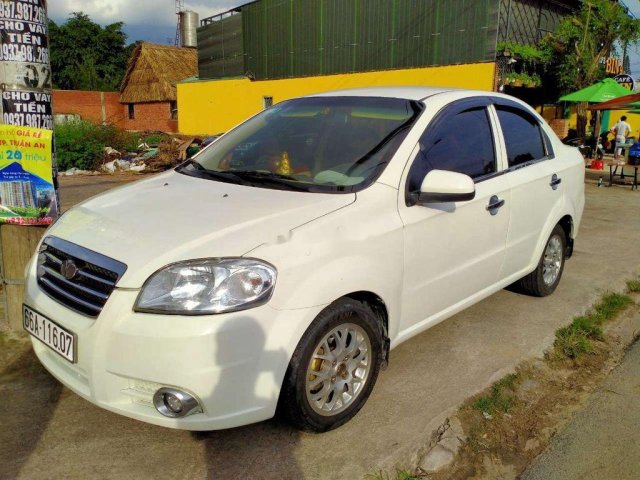 Cần bán gấp Daewoo Gentra đời 2008, màu trắng còn mới0