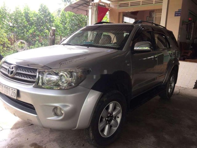 Bán xe Toyota Fortuner đời 2010, màu bạc còn mới0