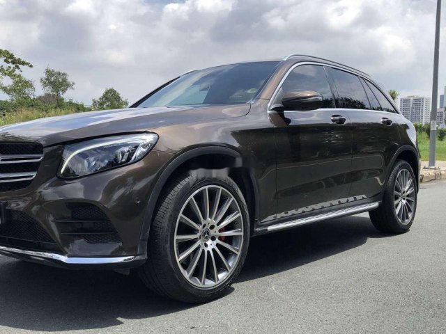 Xe Mercedes GLC 300 năm sản xuất 2018, màu nâu còn mới0