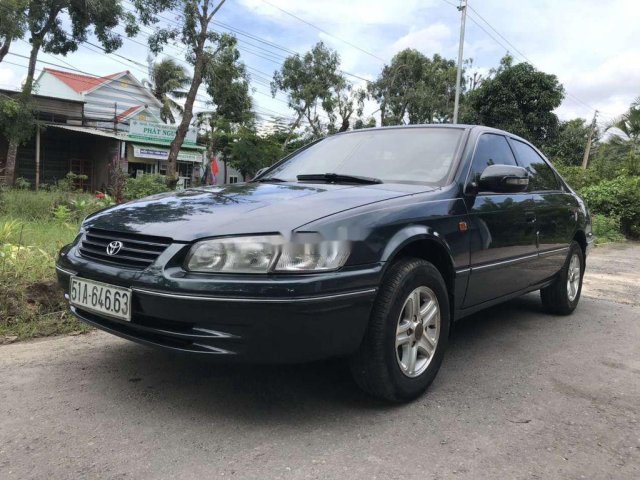 Cần bán gấp Toyota Camry năm 1999, màu đen còn mới0