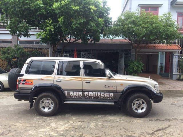 Cần bán xe Toyota Land Cruiser đời 1994, màu bạc, xe nhập, giá tốt0