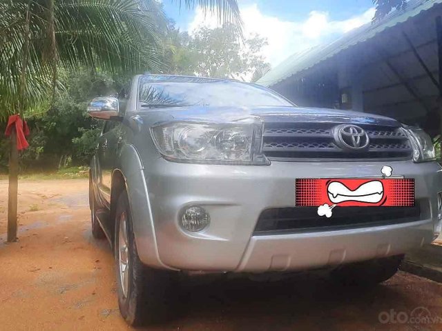 Bán ô tô Toyota Fortuner đời 2010, màu bạc xe gia đình