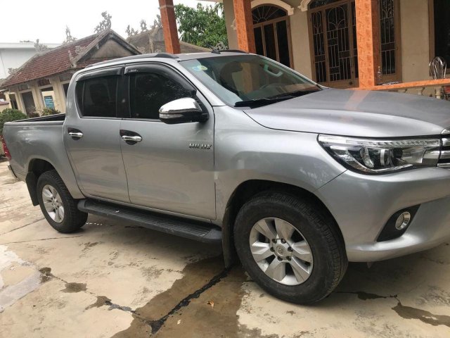 Chính chủ bán Toyota Hilux đời 2017, màu bạc