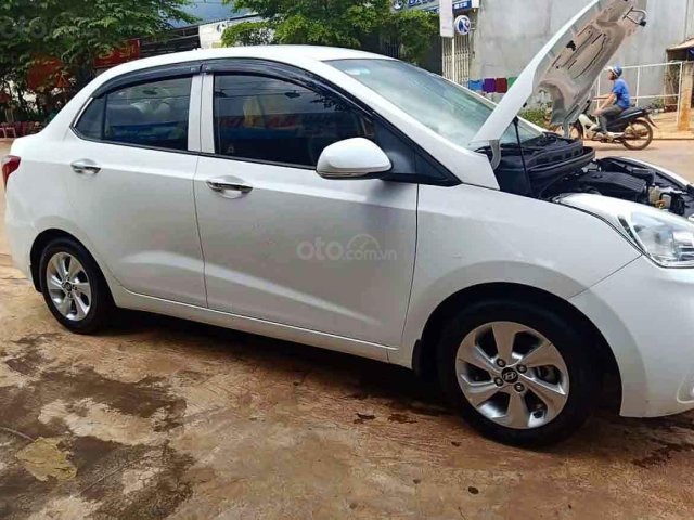 Bán ô tô Hyundai Grand i10 sản xuất năm 2017, màu trắng còn mới0