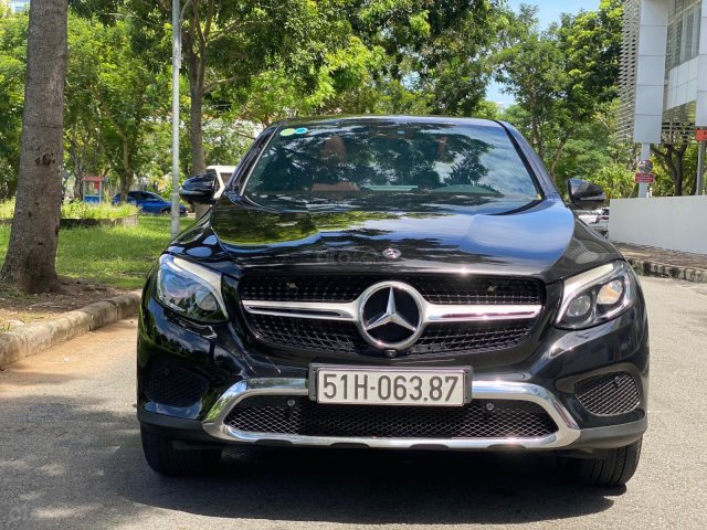 Bán GLC300 Coupe 2019 đen, nội thất đỏ, nhập nguyên chiếc, xe chạy 15.000km bao check hãng0