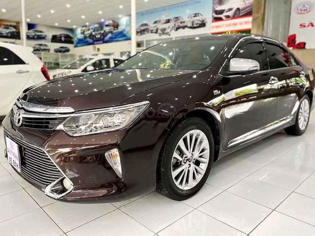 Xe Toyota Camry năm 2018, màu nâu còn mới