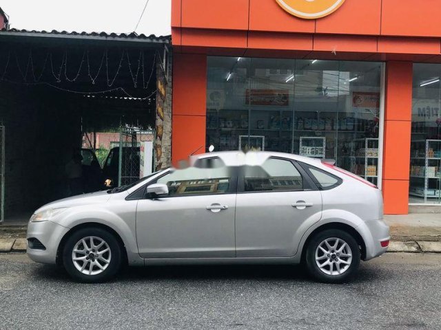 Cần bán xe Ford Focus sản xuất 2010, màu bạc còn mới0