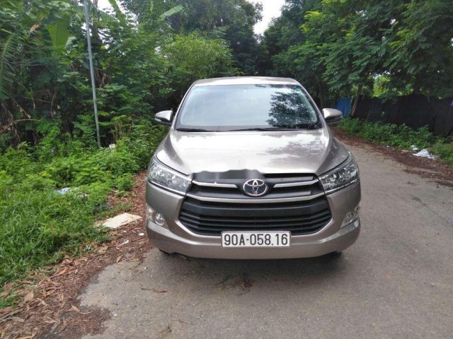 Cần bán Toyota Innova E đời 2017, màu xám còn mới