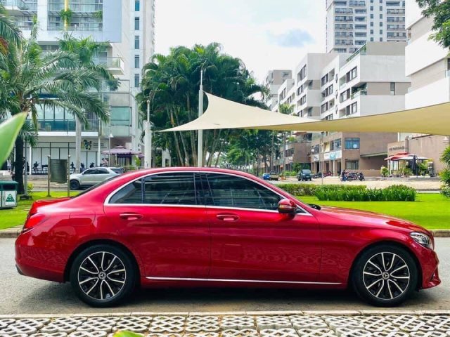 Bán xe Mercedes Benz C200 đời 2020, màu đỏ nội thất kem0