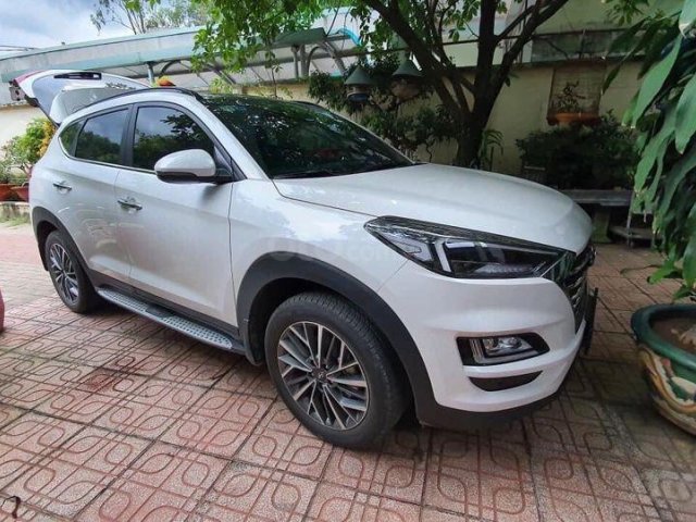 Bán Hyundai Tucson 2.0 máy xăng màu trắng