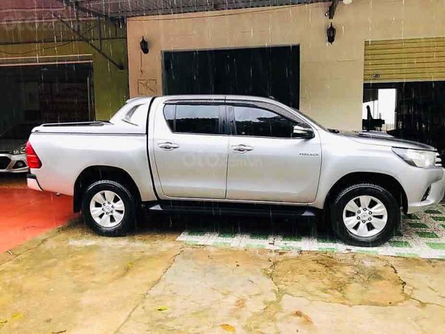 Bán Toyota Hilux MT 4x4 năm 2016, màu bạc, xe nhập chính chủ, giá 565tr0