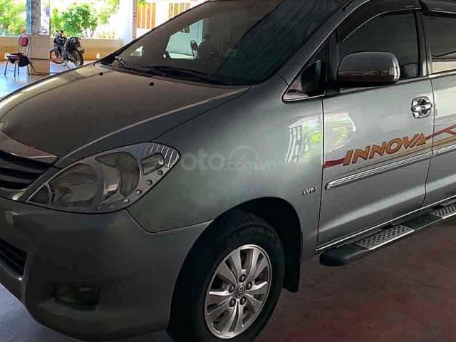 Cần bán xe Toyota Innova G SR sản xuất năm 2011, màu bạc xe gia đình, giá 340tr0