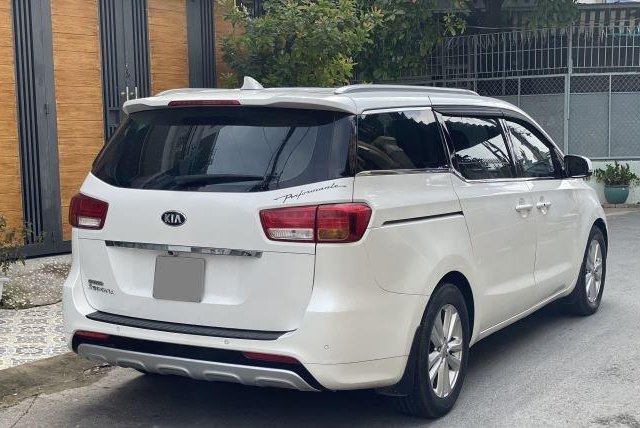 Xe Kia Sedona năm sản xuất 2016, màu trắng còn mới