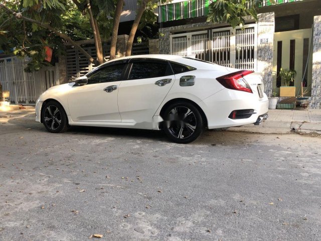 Cần bán gấp Honda Civic sản xuất 2018, màu trắng0