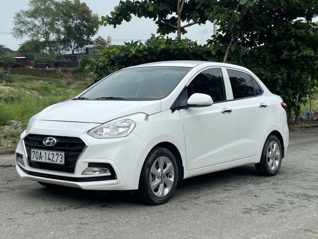 Gia đình bán Hyundai Grand i10 đời 2017, màu trắng, bản đủ