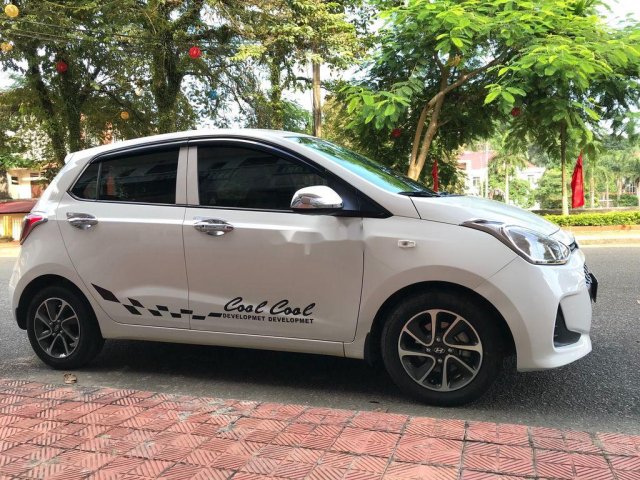 Bán Hyundai Grand i10 năm sản xuất 2018, màu bạc, full đồ0