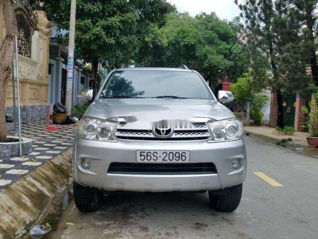 Bán Toyota Fortuner sản xuất 2010, màu bạc0