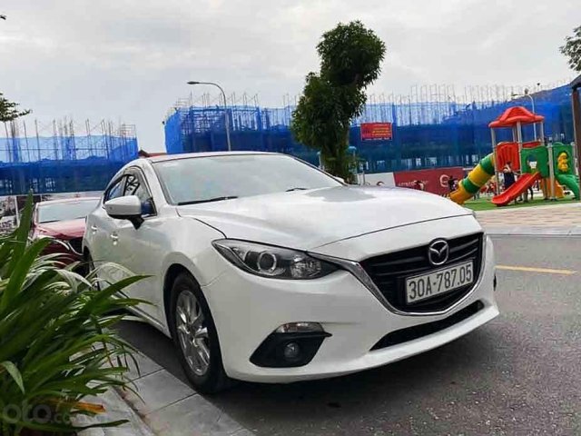 Cần bán Mazda 3 AT sản xuất 2015, màu trắng còn mới 