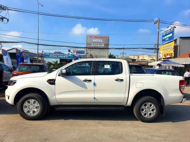 Ford Ranger XLS khuyến mãi tặng nắp thùng, lót thùng