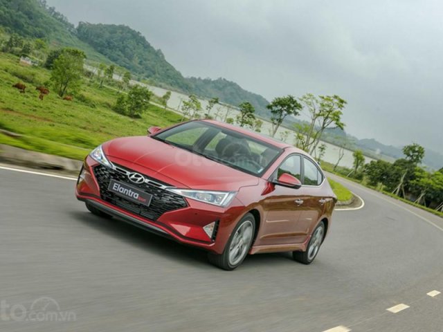 Bán xe Hyundai Elantra 2020, số tự động, màu đỏ0