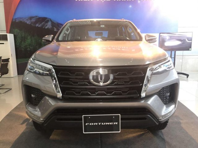 Bán xe Toyota Fortuner năm 2020, màu bạc, mới 100%0