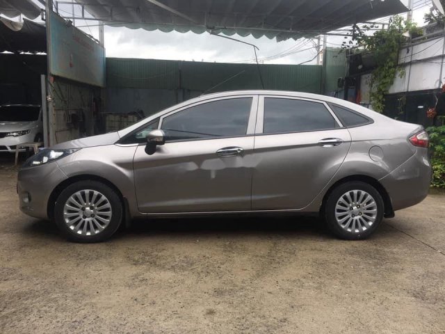 Cần bán gấp Ford Fiesta sản xuất năm 2011, màu xám, số tự động0