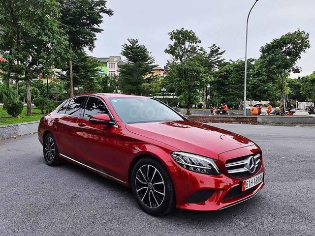 Cần bán lại xe Mercedes C200 năm 2019, màu đỏ như mới