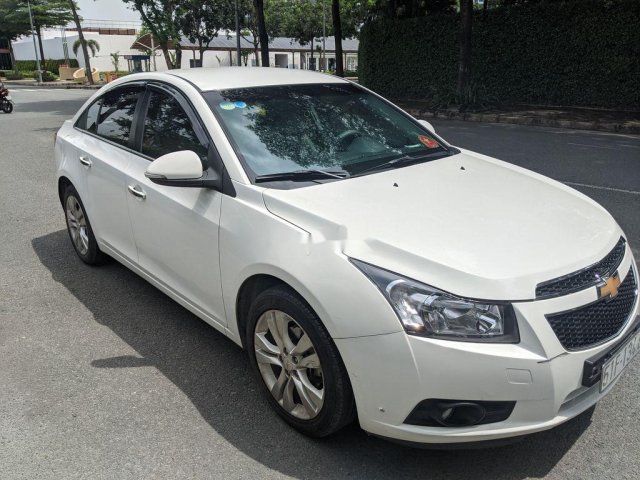 Cần bán xe Chevrolet Cruze sản xuất 2015, màu trắng, 390tr