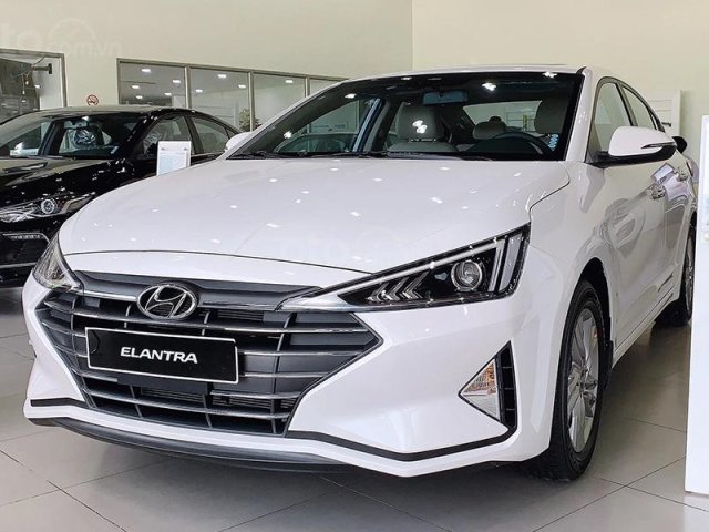 Bán xe Hyundai Elantra đời 2020, màu trắng, số tự động0