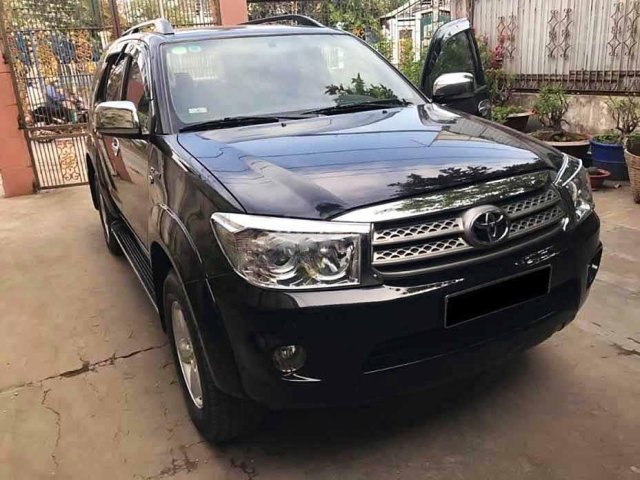 Cần bán Toyota Fortuner sản xuất 2010, màu đen còn mới giá cạnh tranh