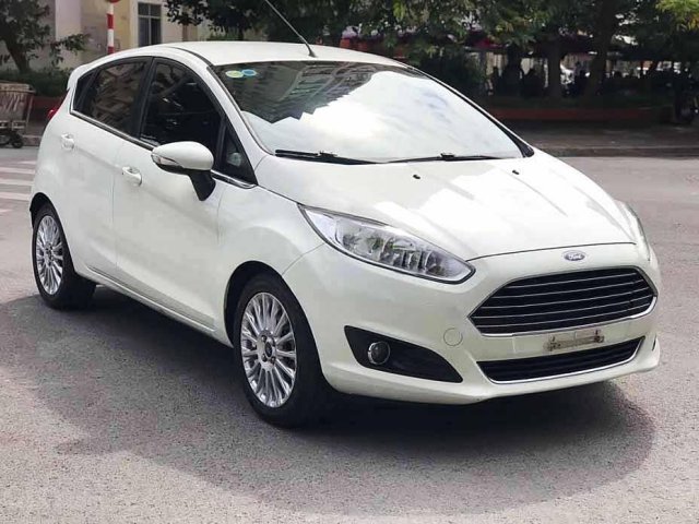 Cần bán lại xe Ford Fiesta năm 2015, màu trắng còn mới, giá tốt0