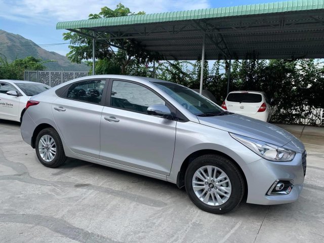 Cần bán xe Hyundai Accent Base sản xuất năm 2020, màu bạc0