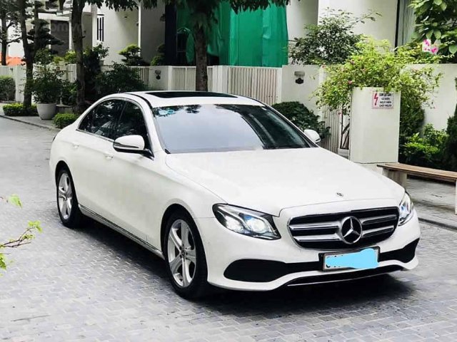 Cần bán Mercedes E class sản xuất 2018, màu trắng còn mới