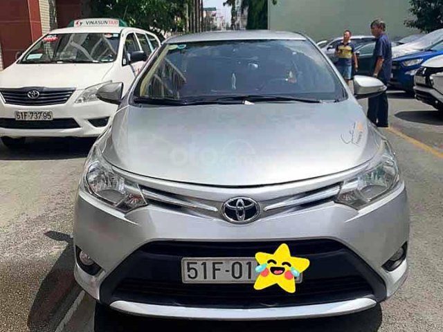 Cần bán lại xe Toyota Vios sản xuất năm 2015, màu bạc còn mới, 360 triệu0