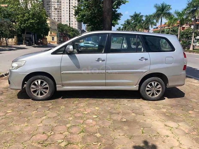 Cần bán Toyota Innova sản xuất 2015, màu bạc còn mới0