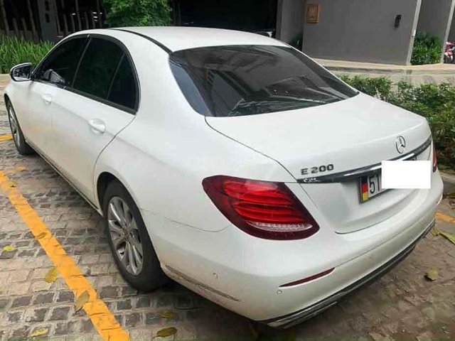 Cần bán xe Mercedes E class năm sản xuất 2018, màu trắng còn mới