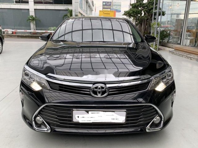 Cần bán lại xe Toyota Camry E sản xuất 2018, giá mềm, động cơ tốt0