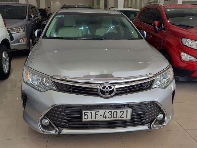 Bán Toyota Camry sản xuất 2016, màu bạc, biển TP, có trả góp